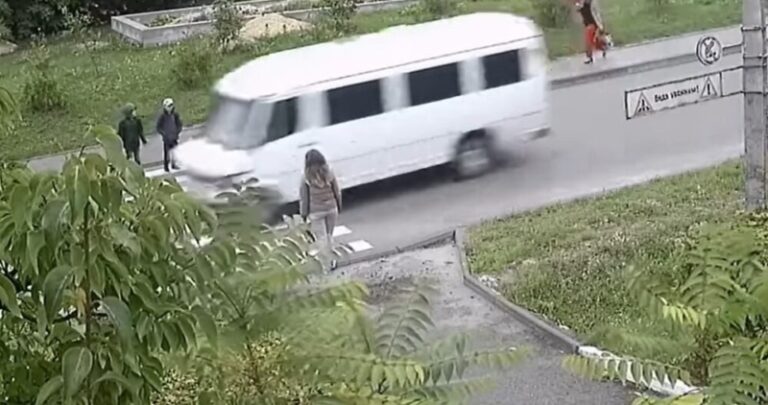 Навіщо знижувати швидкість біля автобуса на зупинці: водіям на замітку