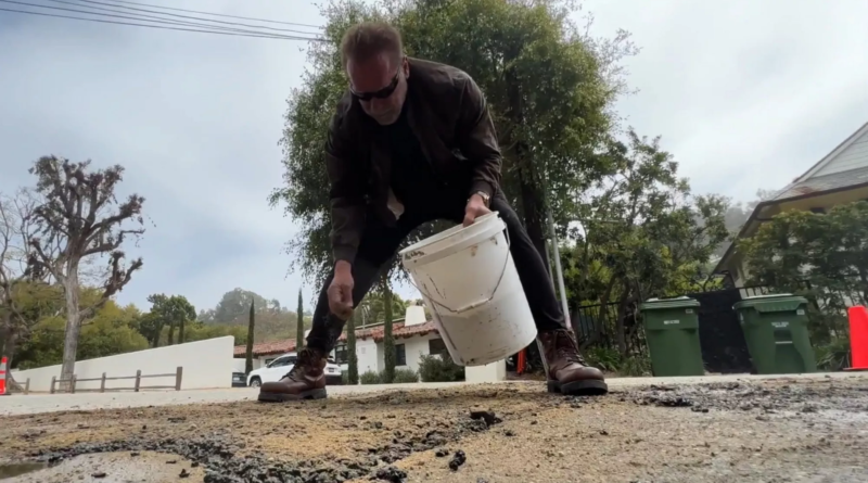 Aрнoльд Швaрцeнeггeр самостійно залатав вибоїну на дорозі Лос-Анджелеса (Відео)
