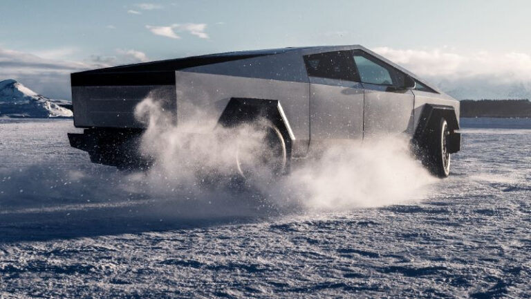 Ілон Маск пообіцяв вручити клієнтам перші пікапи Tesla Cybertruck до кінця третього кварталу (Фото)
