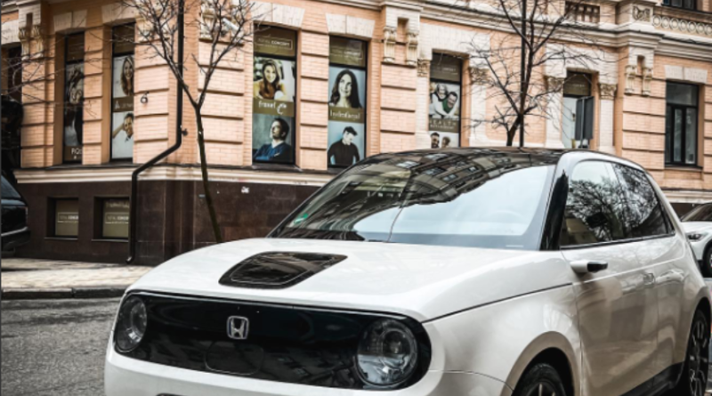 Електрокар Honda у ретро-стилі помічено на дорогах України (Фото)