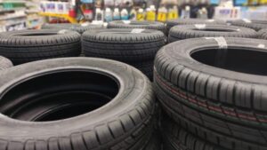 Експерти назвали плюси і мінуси всесезонної автогуми