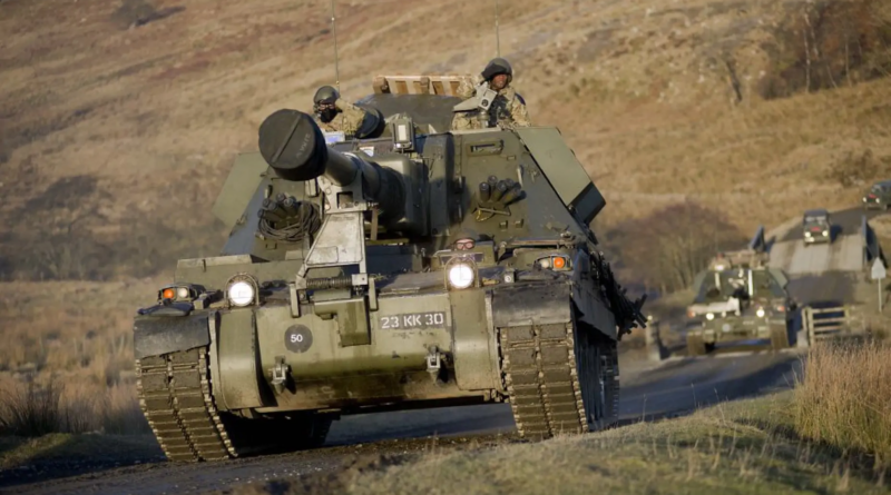В Україні помітили потужну британську САУ: що вона може на полі бою (відео)