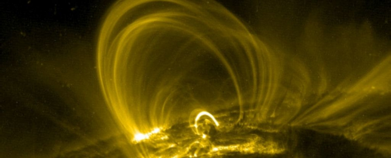 Фізики створюють мініатюрні сонячні спалахи в лабораторії, просуваючи дослідження сонячної енергії