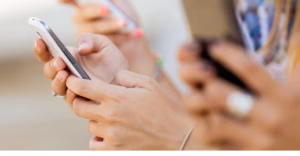 Залежність між використанням соціальних медіа та психічним здоров'ям