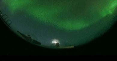 SpaceX запускає ракету-носій та створює дивний світловий ефект на небі над Аляскою