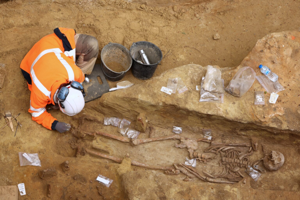 Археологи виявили стародавнє кладовище поруч із сучасним залізничним вокзалом Парижа