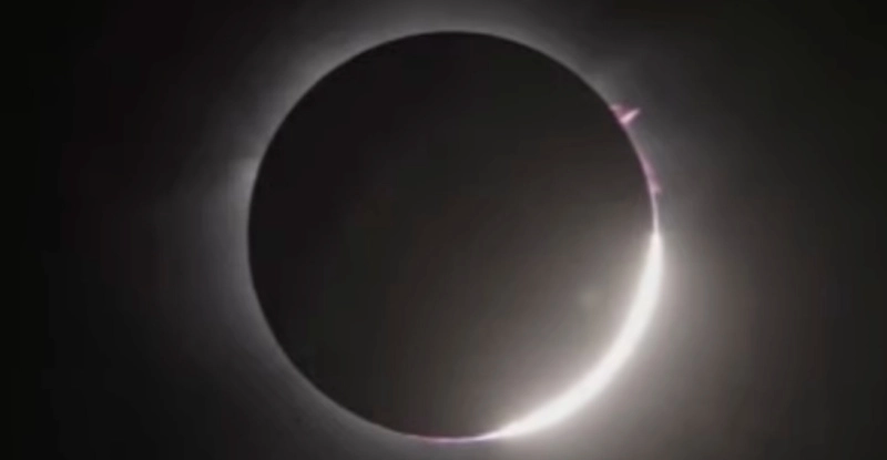 Рідкісне гібридне сонячне затемнення: на знімках зафіксовано зникнення Сонця