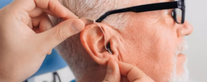Слухові апарати можуть захистити від підвищеного ризику деменції, пов'язаної з втратою слуху