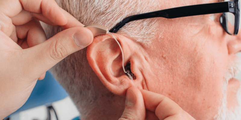Слухові апарати можуть захистити від підвищеного ризику деменції, пов'язаної з втратою слуху