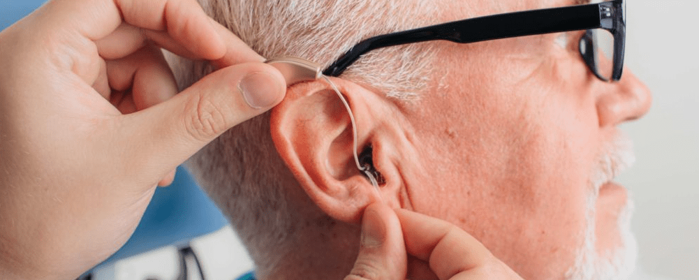 Слухові апарати можуть захистити від підвищеного ризику деменції, пов'язаної з втратою слуху