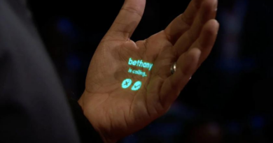 "Humane", стартап, представив пристрій зі штучним інтелектом і проєктором замість екрану