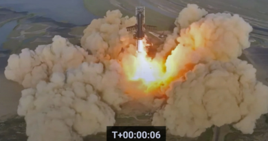 Космічний корабель SpaceX приземлився після того, але його стартовий майданчик перетворився на уламки