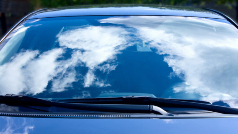 Названо приховані можливості вітрового скла авто, про які мало хто знає