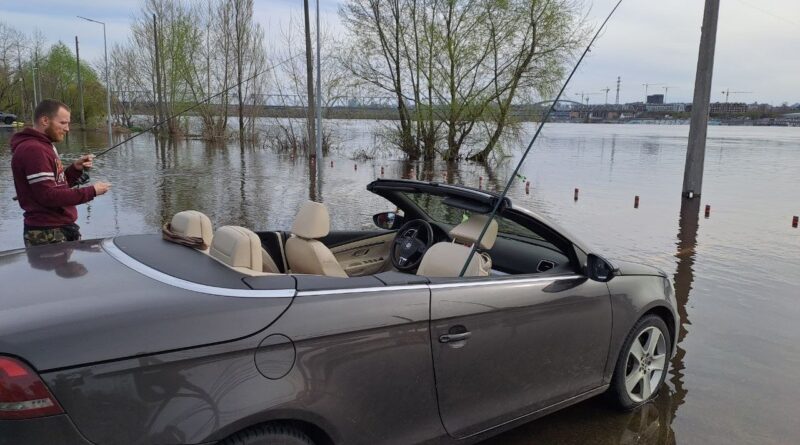 Столичний власник BMW рибалив із салону власного авто (Фото)