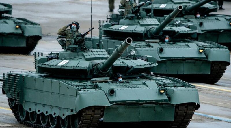 Український дрон за допомогою саморобного боєприпасу знищив модернізований російський танк Т-80БВМ