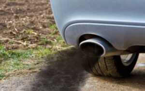 Про які несправності може розповісти нагар у вихлопній трубі автомобіля