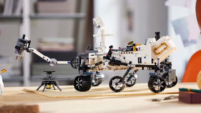 Бічний знімок моделі Lego Mars Rover Perseverance з гелікоптером Ingenuity, який приземлився поруч.