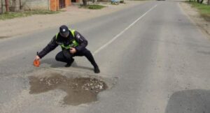 Водій отримав компенсацію $1,5 млн за ДТП через ями на дорозі