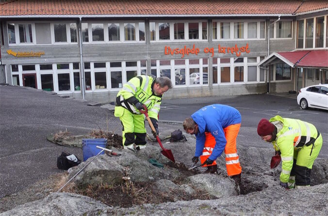 Археологи ведуть розкопки на місці, де Еліза знайшла кинджал.&amp;nbsp;Vestland fylkeskommune