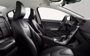 Що не можна залишати на кріслі авто в жодному разі: водіям на замітку