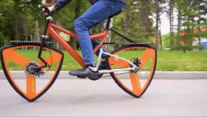 В Мережі показали велосипед з трикутними колесами