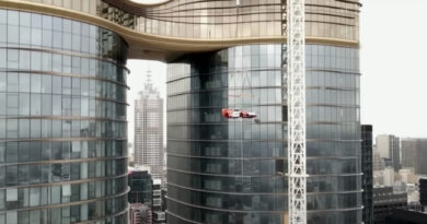 Роскошный суперкар McLaren подняли на тросах в пентхаус на 57 этаже