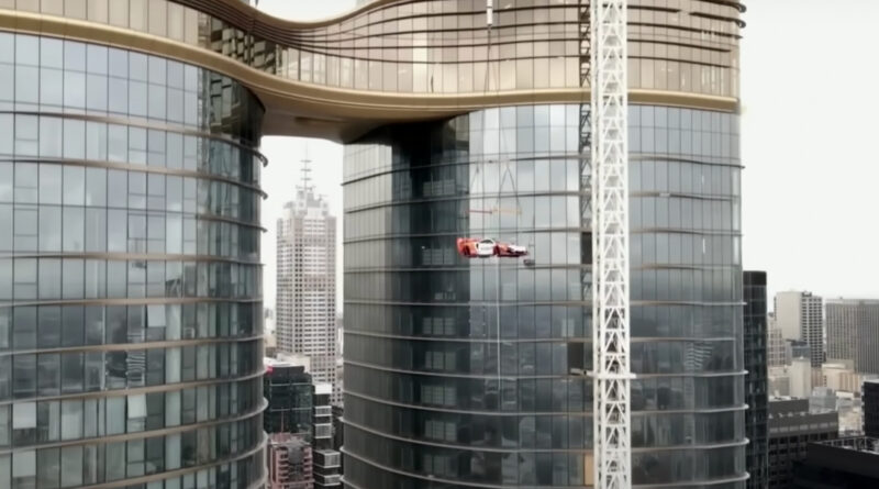 Роскошный суперкар McLaren подняли на тросах в пентхаус на 57 этаже