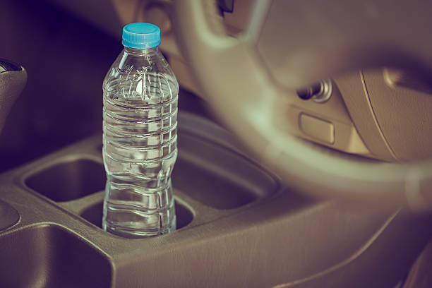 Навіщо водії ставлять пляшку з водою на дах припаркованого автомобіля