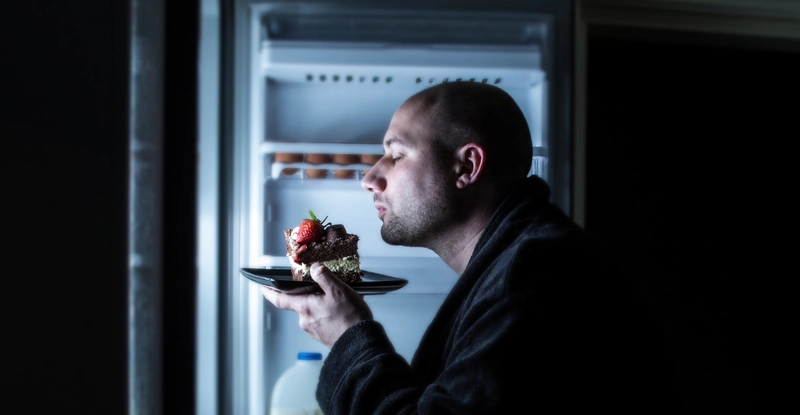 Пізній прийом їжі може вплинути на спалювання калорій та накопичення жиру