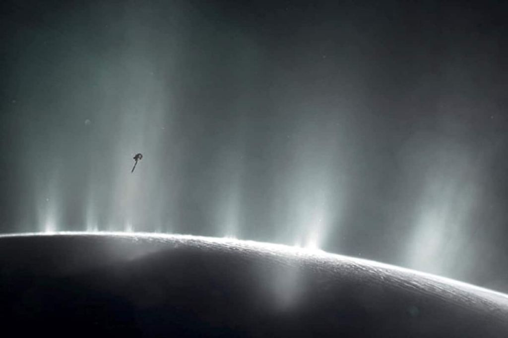 На Енцеладі помітили гейзер рекордної сили