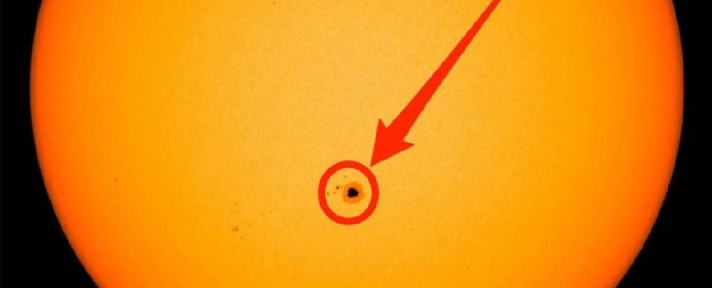 Поруч із Сонцем рухається гігантська пляма і її можна побачити неозброєним оком