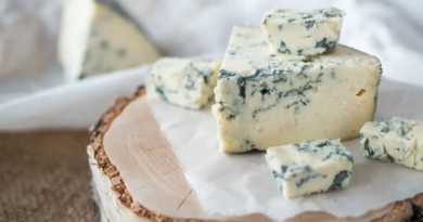 Чому блакитний сир називають блакитним сиром?
