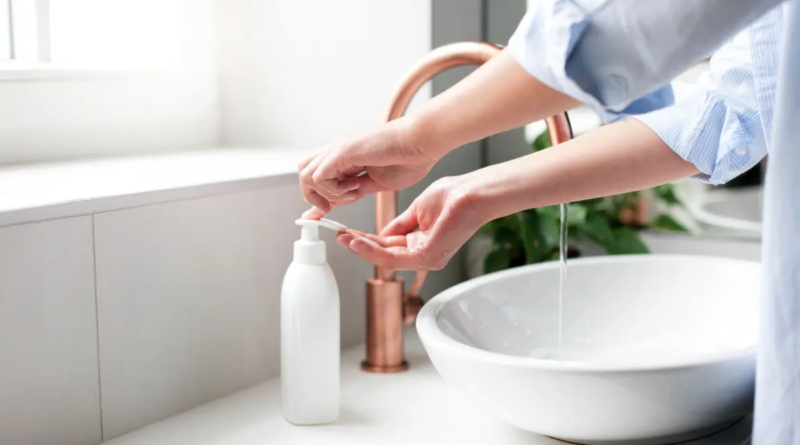 Чи слід спочатку додавати мило під час миття рук? Відповідь вас здивує