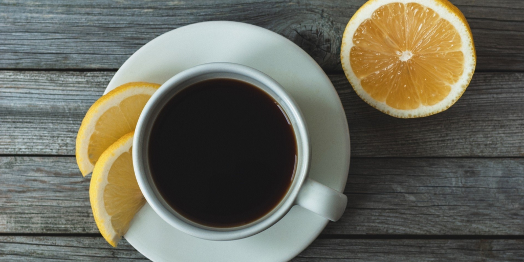 TikTok хвалить каву з лимоном для схуднення — експерти попереджають про побічні ефекти