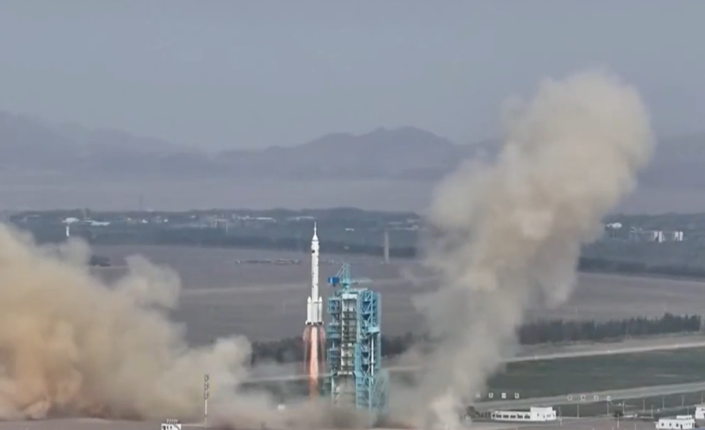 Найновіший космічний запуск Китаю включає першого цивільного астронавта