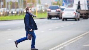 В Україні хочуть штрафувати пішоходів: новий вид покарань