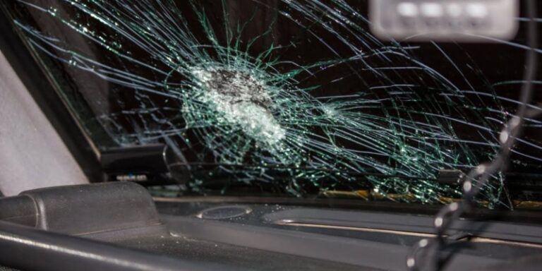 Штрафують і навіть забирають права: водіям розповіли про незаконність одного із популярних “порушень”