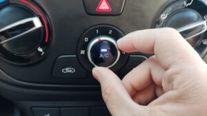 Експерти розповіли про три помилки водія, які можуть убити кондиціонер