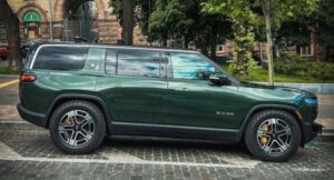 Перший кросовер від Rivian помітили на вулицях Києва – фото