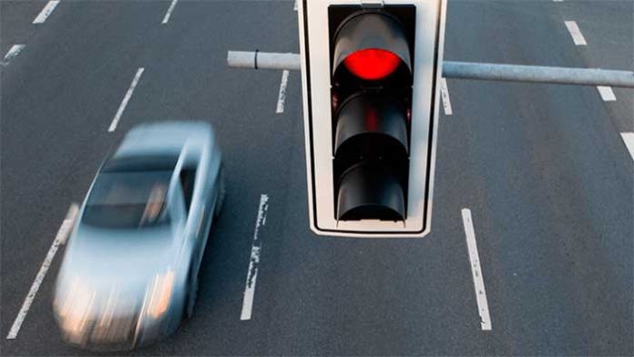 У цих випадках водій може проїжджати на червоний сигнал світлофора: роз’яснення