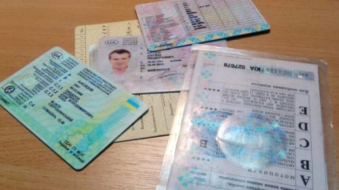 Кому з водіїв в Україні доведеться кожні 10 та 5 років «перездавати на права»