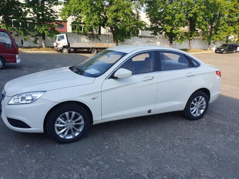 Через три роки після покупки, з китайського авто почала відпадати фарба (Фото)