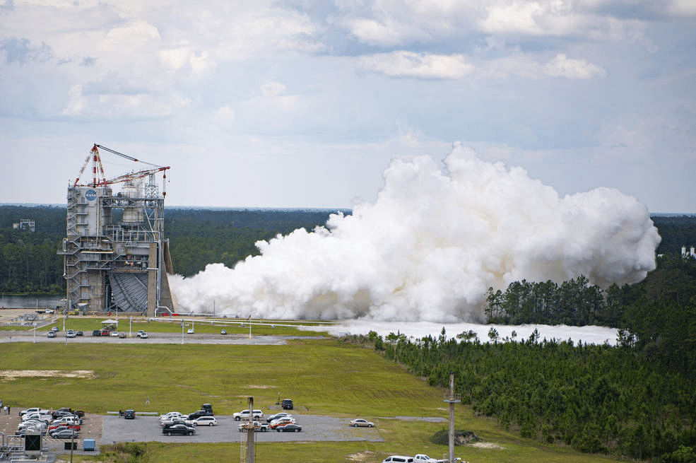 NASA показало випробування двигунів ракети для місії Артеміда V
