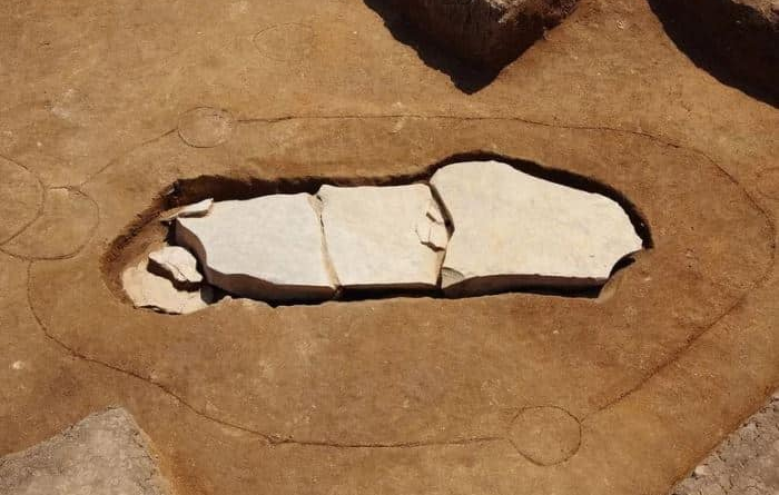 В Японії розкриють кам'яну труну з триметрової могили періоду Яйой