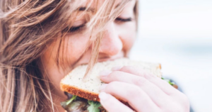 Вчені з’ясували, як швидко потрібно їсти, щоб прожити довше