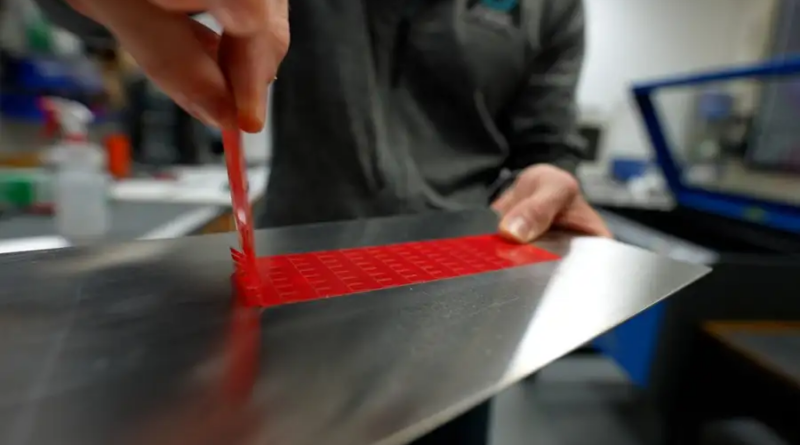 Дослідники розробили надміцну стрічку, яку легко видалити з поверхні