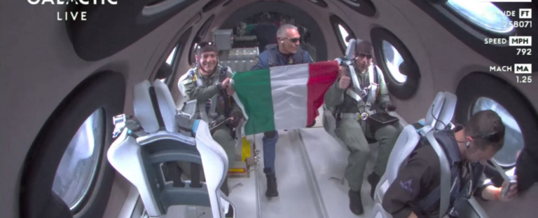 Virgin Galactic відправила в космос своїх перших платних клієнтів