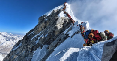 Видовище не для людей зі слабкими нервами: на Евересті альпіністи потрапили в "лавину" з трупів. ВІДЕО
