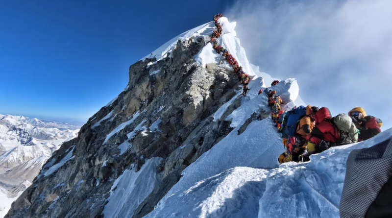 Видовище не для людей зі слабкими нервами: на Евересті альпіністи потрапили в "лавину" з трупів. ВІДЕО