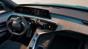Великий екран не як у всіх: Peugeot показала салон нового кросовера